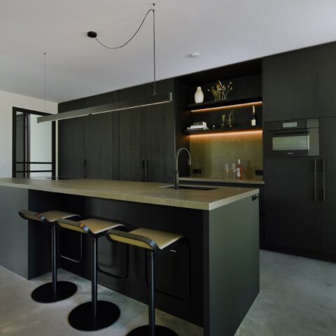 Interieur met donkere kleuren