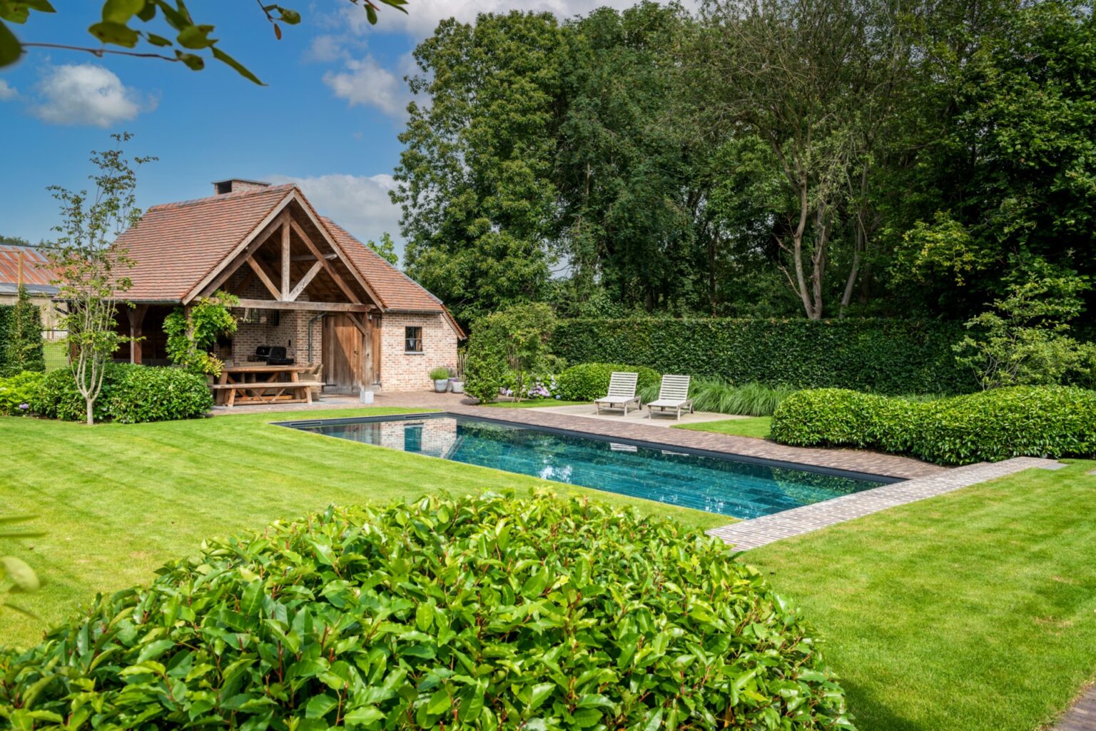 Strakke tuin met zwembad - HOOG.design - Exclusieve woon- en tuininspiratie