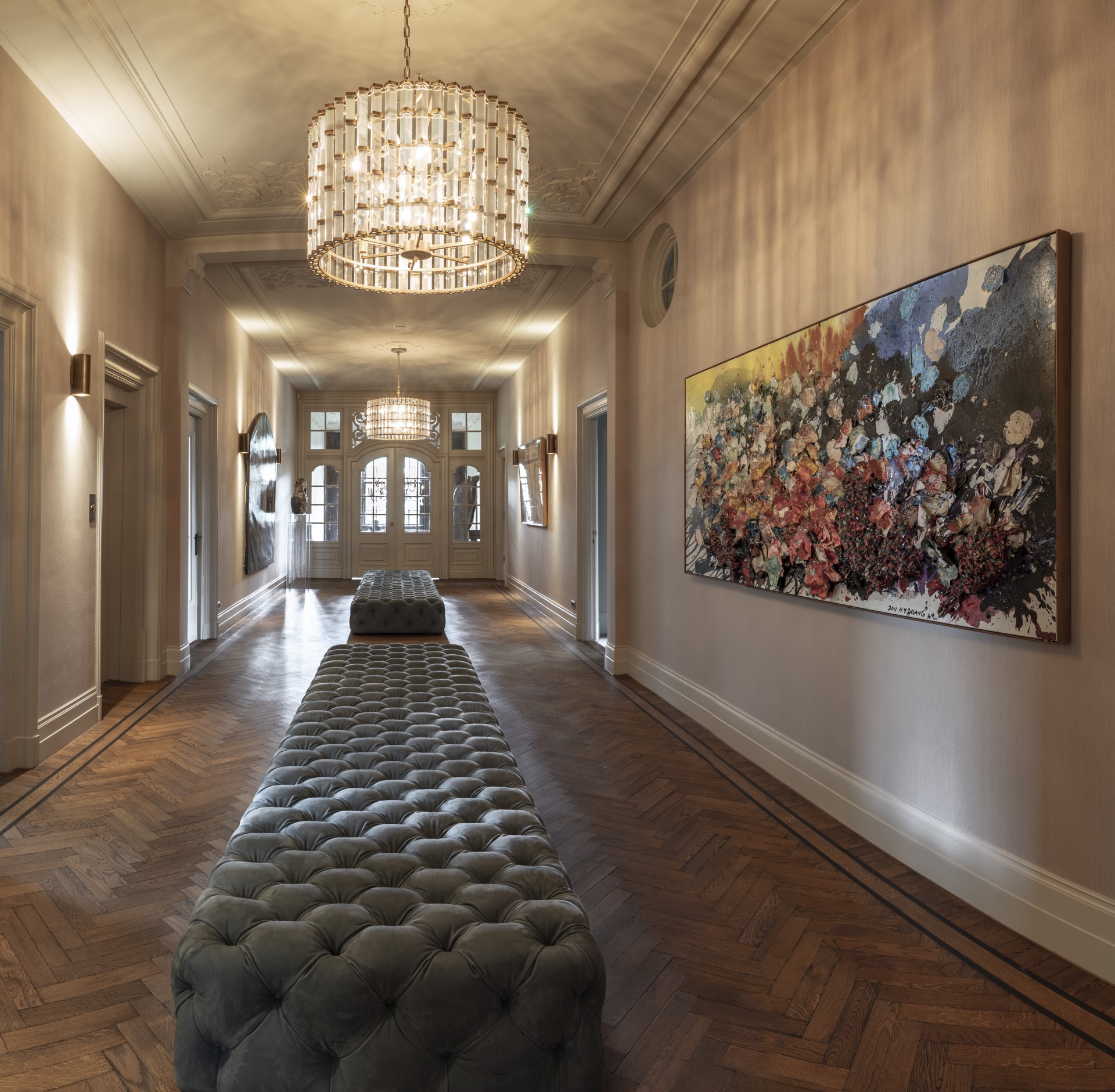Grote klassieke kroonluchter in hal met visgraatvloer,, Luxury, Design, Exclusive, Modern, Custom Made, Special, Beautiful