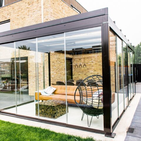 Tuinkamer glas met terrasverwarming en glazen schuifwanden