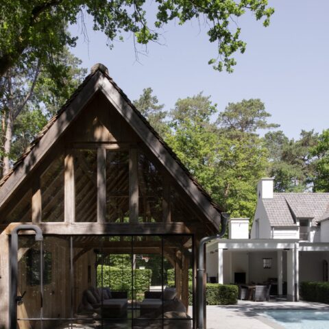 Clean lines dominate this country garden
