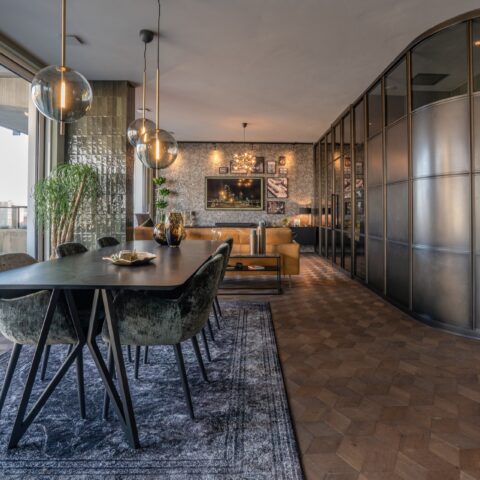Unieke Fenix Loft met ronde wand en bronzen deuren