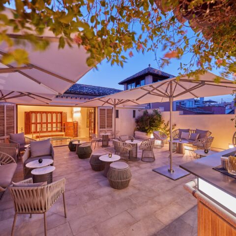 Mediterraanse rooftop met Weathered-Teak Parasols