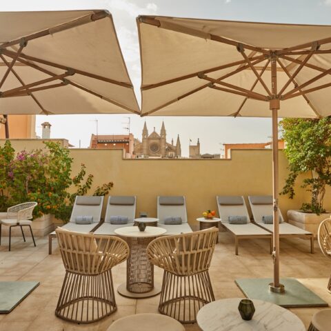 Mediterraanse rooftop met Weathered-Teak Parasols