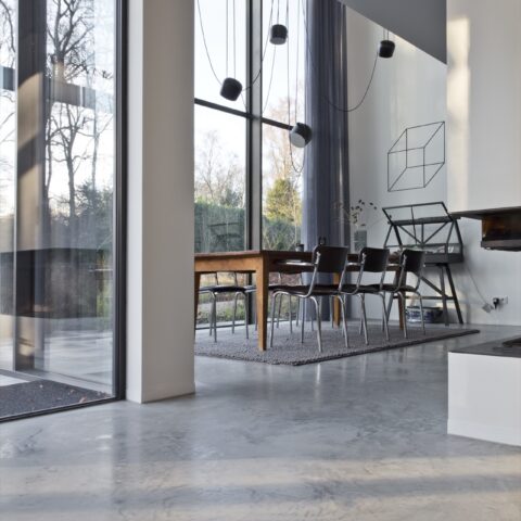 Moderne keuken met Suède stoelen en een betonnen gietvloer,Huisvesting, gebouw, stoel, binnenshuis, loft, deur, lobby, interieur ontwerp, vloeren, vloer, Luxe, Design, Exclusief, Modern, Maatwerk, Bijzondere, Mooie