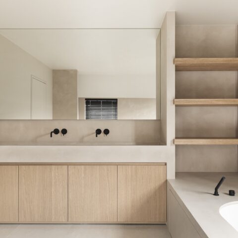 Minimalistisch interieur met aardse tinten