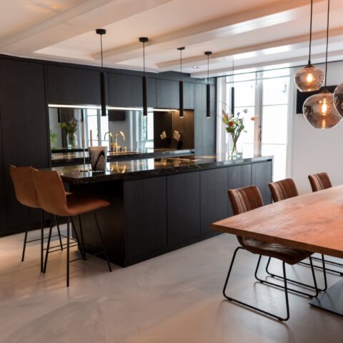 Luxe zwart eiken leefkeuken met marmer blad