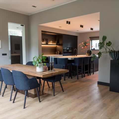 Moderne keuken met prachtige zwart accenten en wit marmer blad