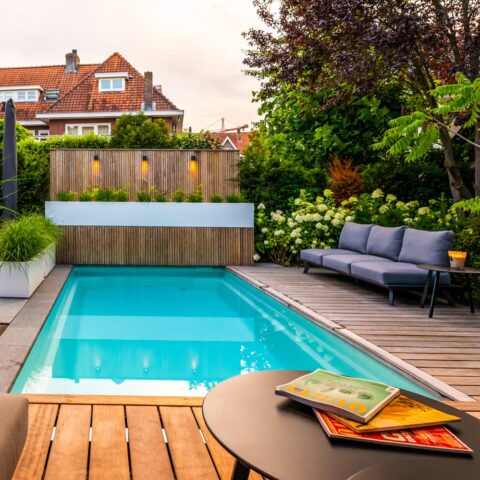 Luxe tuin met zwembad