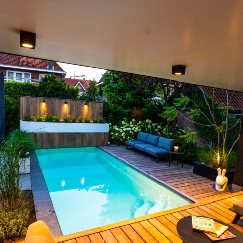 Luxe tuin met zwembad