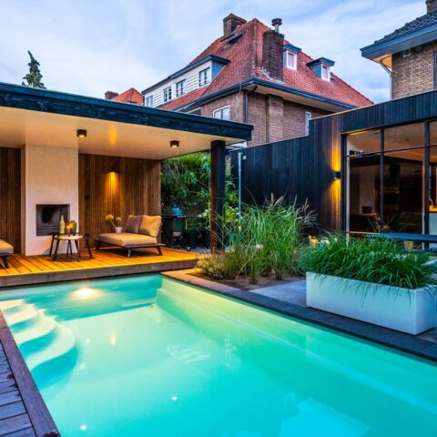 Luxe tuin met zwembad