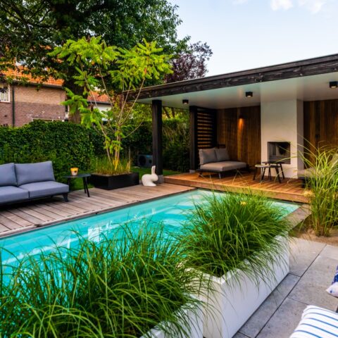 Luxe tuin met zwembad