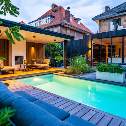 Luxe tuin met zwembad
