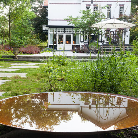 Sfeervolle groene tuin