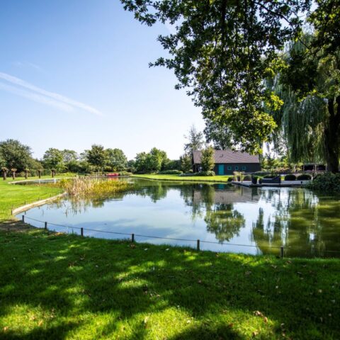 Brabantse high-end woonboerderij met waanzinnig verlichte landschappelijke tuin