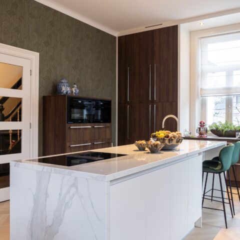 Unieke moderne keuken met een wit marmerlook werkblad