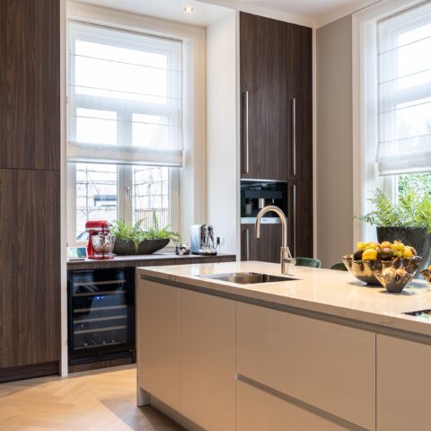 Unieke moderne keuken met een wit marmerlook werkblad