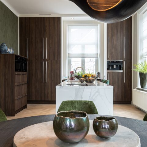Unieke moderne keuken met een wit marmerlook werkblad