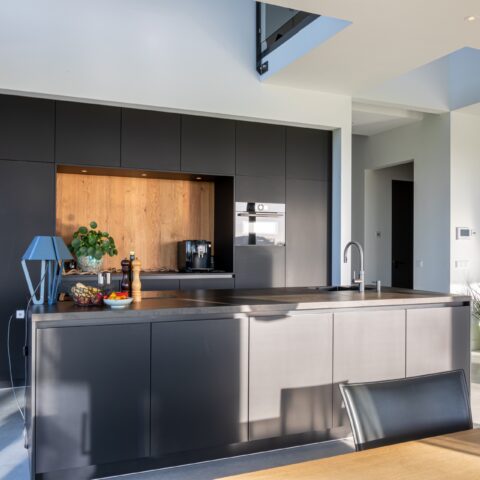 Moderne keuken met houtlook nis