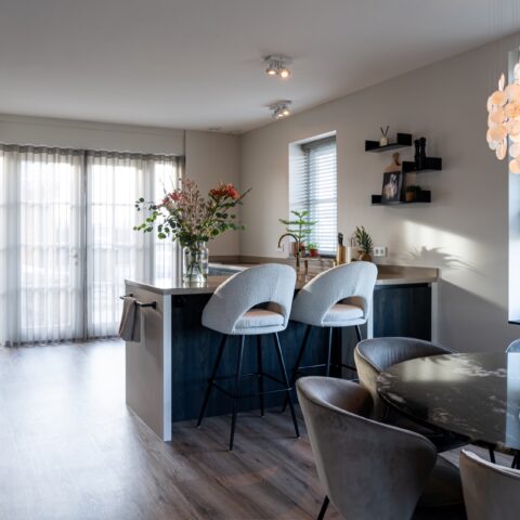 Chique stijlvolle keuken met goudlook achterwandtegels