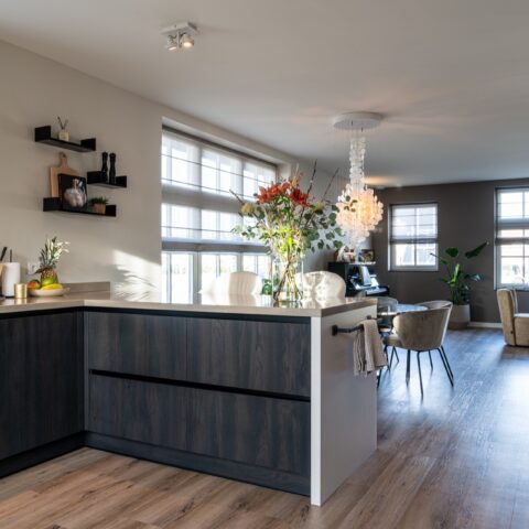 Chique stijlvolle keuken met goudlook achterwandtegels