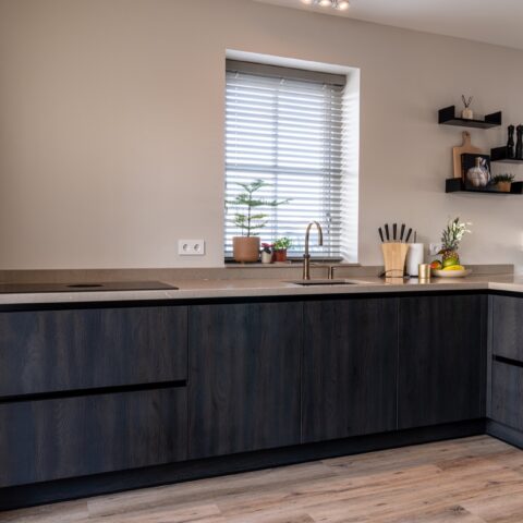 Chique stijlvolle keuken met goudlook achterwandtegels