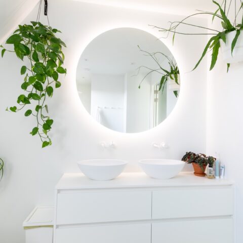 Unieke tijdloze witte badkamer