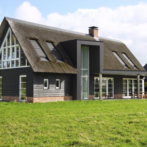 Barn house with thatched roof in Stoutenburg-North
