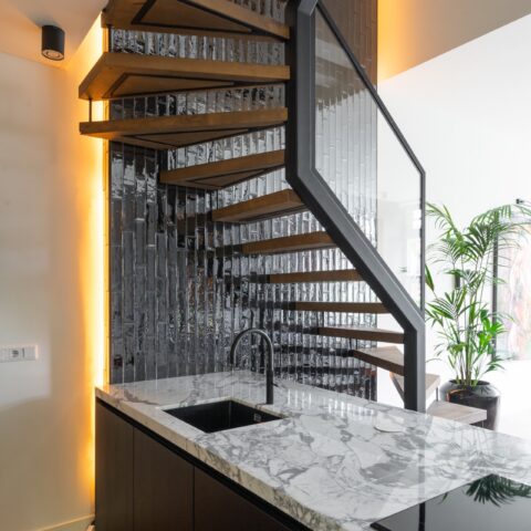 Stalen balustrade met ingelegd glas
