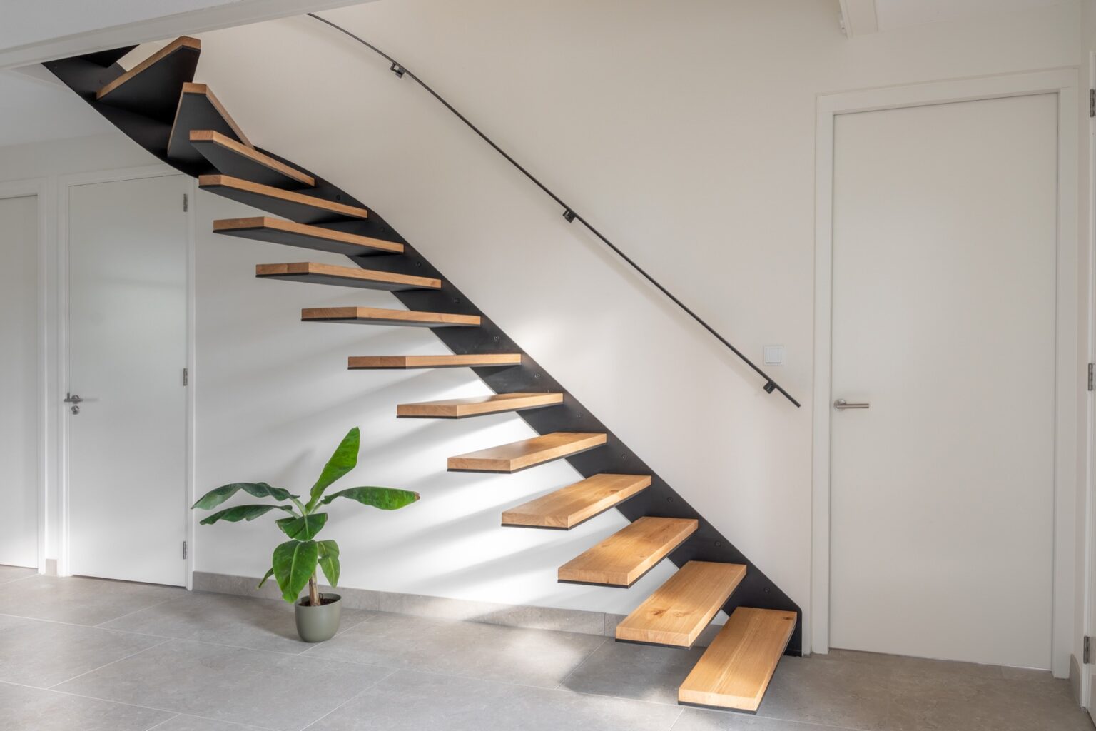 Stalen trap met zwevende eikenhouten treden - HOOG.design - Exclusive ...