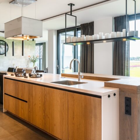 Landelijke grote en luxe keuken, bijkeuken en living