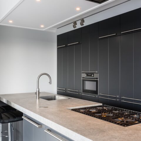 Moderne keuken met gasfornuis