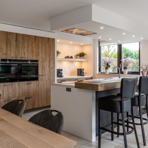 Luxe donkere houtlook keuken