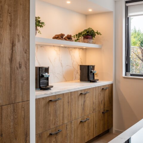 Luxe donkere houtlook keuken