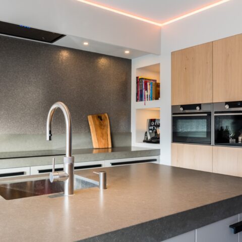 Stijlvolle keuken met elegante lange grepen
