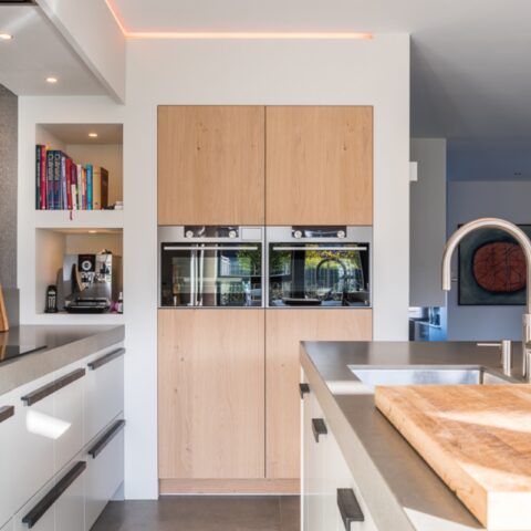 Stijlvolle keuken met elegante lange grepen