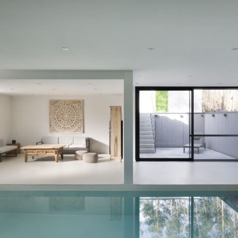 Floating staircase with steps in Corian