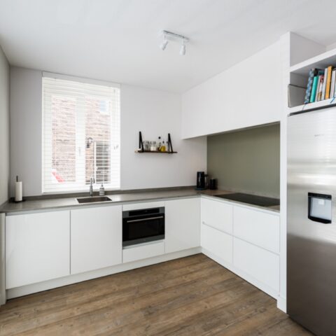 Witte keuken met greeploze kasten