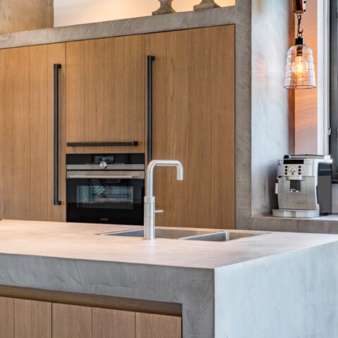 Compacte keuken met een industriële uitstraling