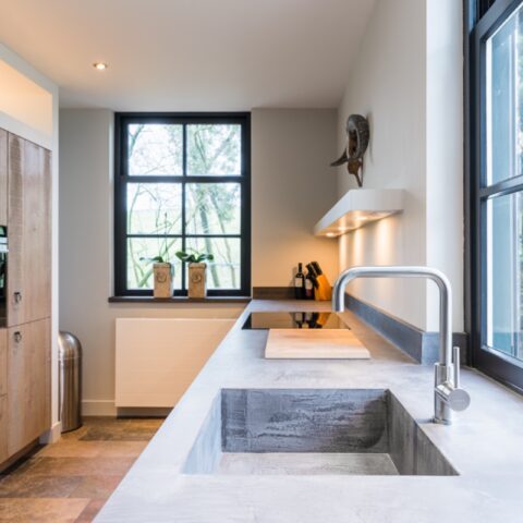 Landelijk moderne keuken met bruinstalen ronden grepen