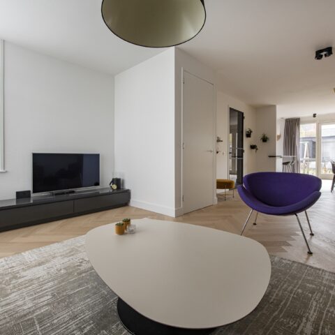 Bauwerk Crema Visgraat in minimalistisch interieur