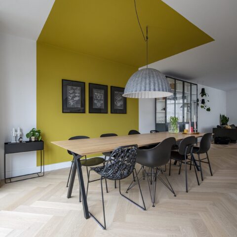 Bauwerk Crema Visgraat in minimalistisch interieur