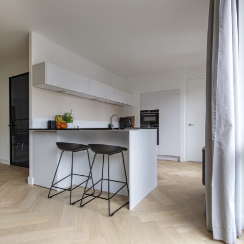 Bauwerk Crema Visgraat in minimalistisch interieur