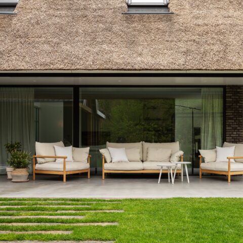 Luxe buitenzit onder afdak,Gras, Plant, Bank, Meubilair, Deur, Patio, Huisvesting, Gebouw, Tapijt, Tuin, Luxe, Design, Exclusief, Modern, Maatwerk, Bijzondere, Mooie