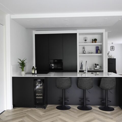 Moderne zwarte keuken