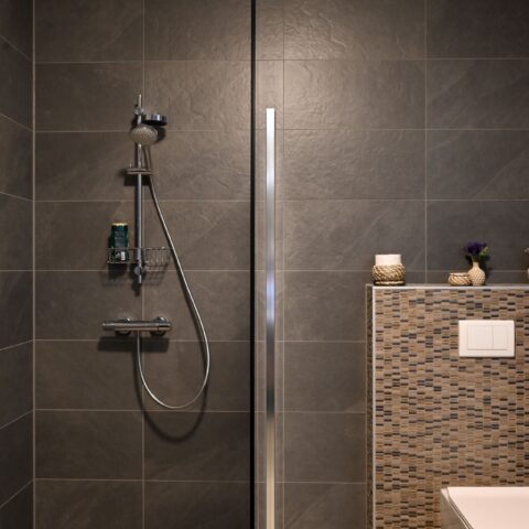 Rustgevende badkamer met natuurlijke tinten