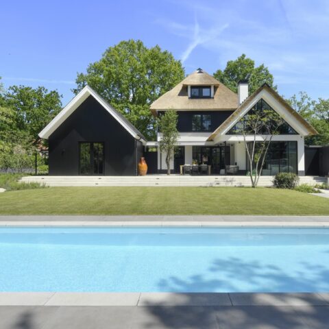 Lichte villa met Rieten Dak