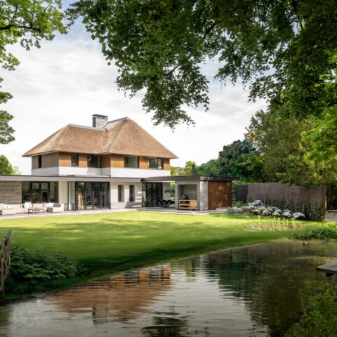 Hoogwaardige villa met rietgedekte kap