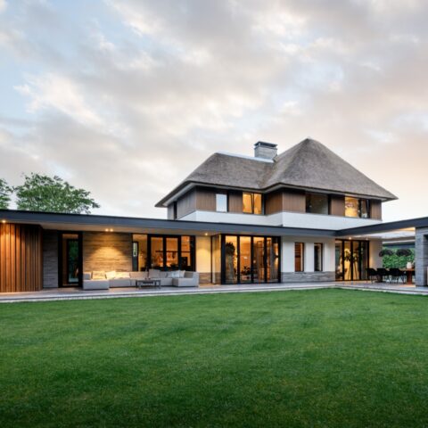 Hoogwaardige villa met rietgedekte kap