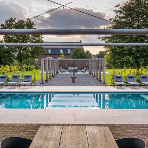 Zwembad in deze landelijke tuin te Sevenum